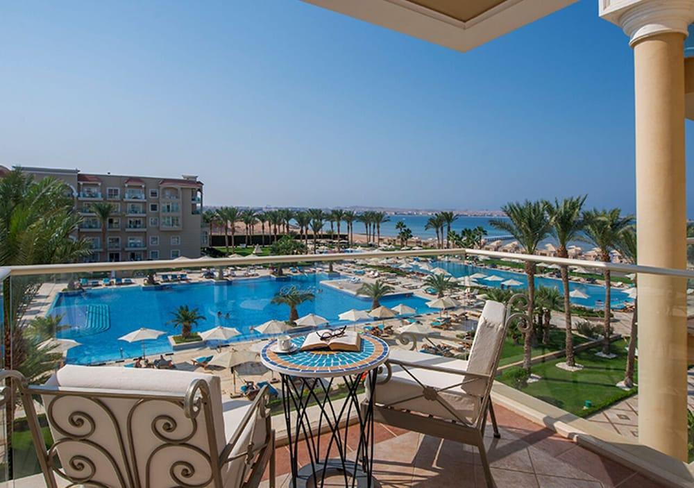 Premier Le Reve Hotel & Spa (Adults Only) Hurghada Exterior foto The swimming pool at the resort